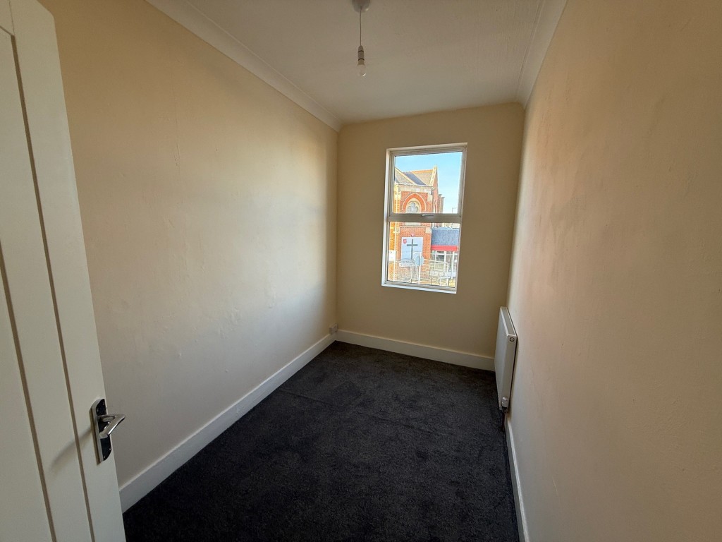 Lot: 63 - COMMERCIAL INVESTMENT WITH VACANT FLAT ABOVE - bedroom two with window to front